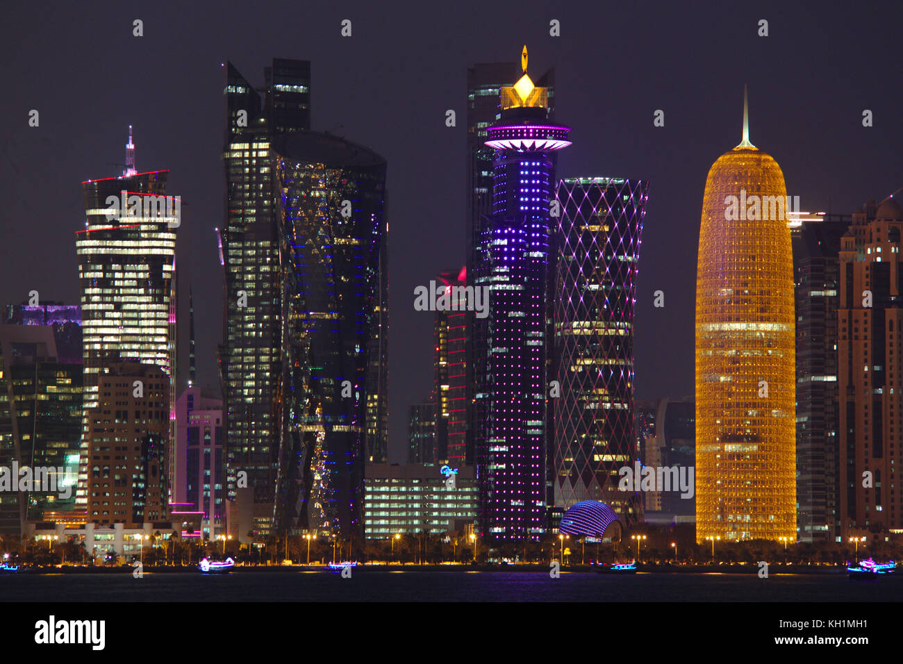 Doha, Qatar - 11 novembre 2017 : Vue de nuit de la ville pendant les tours de la crise diplomatique, Banque D'Images