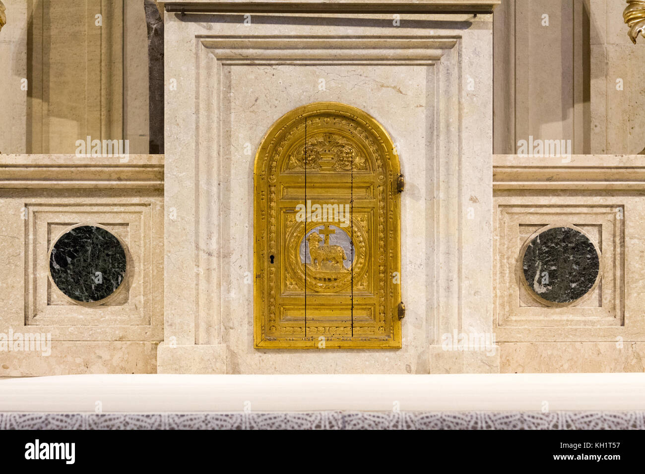 Tabernacle avec l'Eucharistie avec une porte dorée et un agneau gravé symbolisant le Christ. Duomo di Pavia (Cathédrale de Pavie) à Pavie, Italie. Banque D'Images Tabernacle avec l'Eucharistie avec une porte dorée et un agneau gravé symbolisant le Christ. Duomo di Pavia (Cathédrale de Pavie) à Pavie, Italie. Banque D'Images