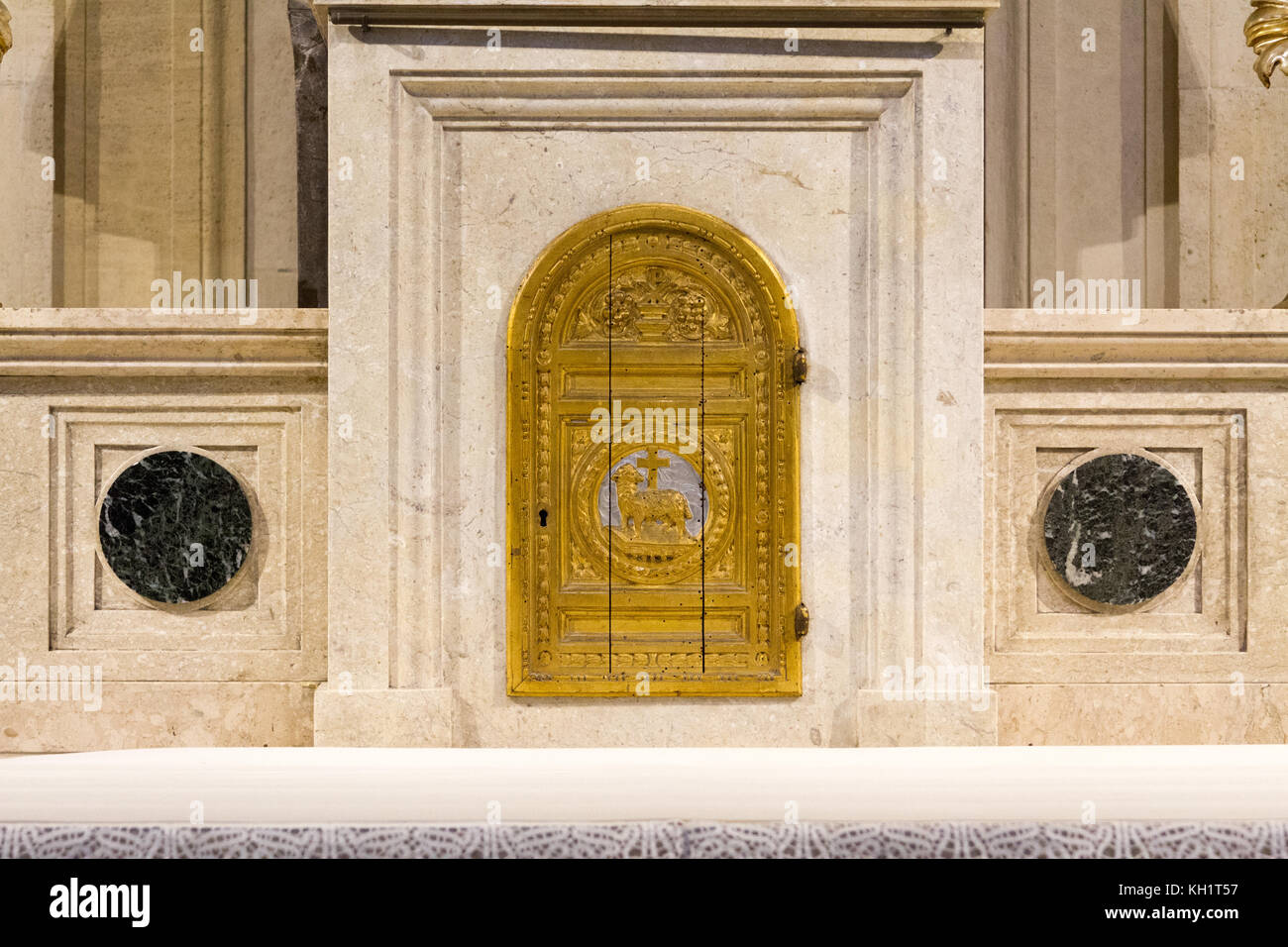 Tabernacle de l'eucharistie avec une porte d'or et d'un agneau gravées symbolisant le Christ. la tente est dans Duomo di Pavia pavia (cathédrale) Banque D'Images