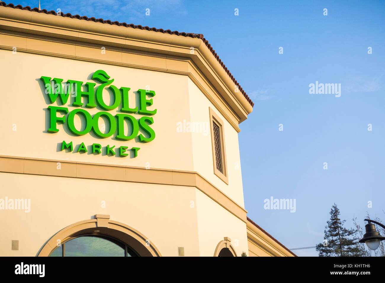 2 Septembre, 2017 Santa Clara/CA/USA - l'ensemble Foods logo ci-dessus l'entrée du magasin dans la lumière au coucher du soleil Banque D'Images