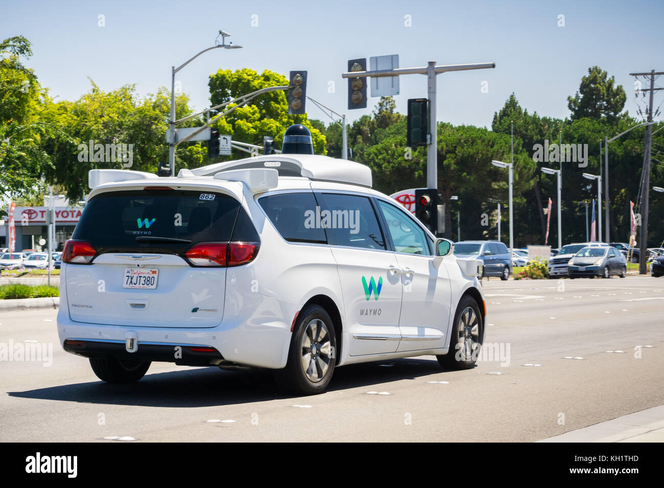 6 août 2017 sur la montagne/CA/USA - Waymo voiture auto roulant à vitesse normale sur une rue, Silicon Valley Banque D'Images