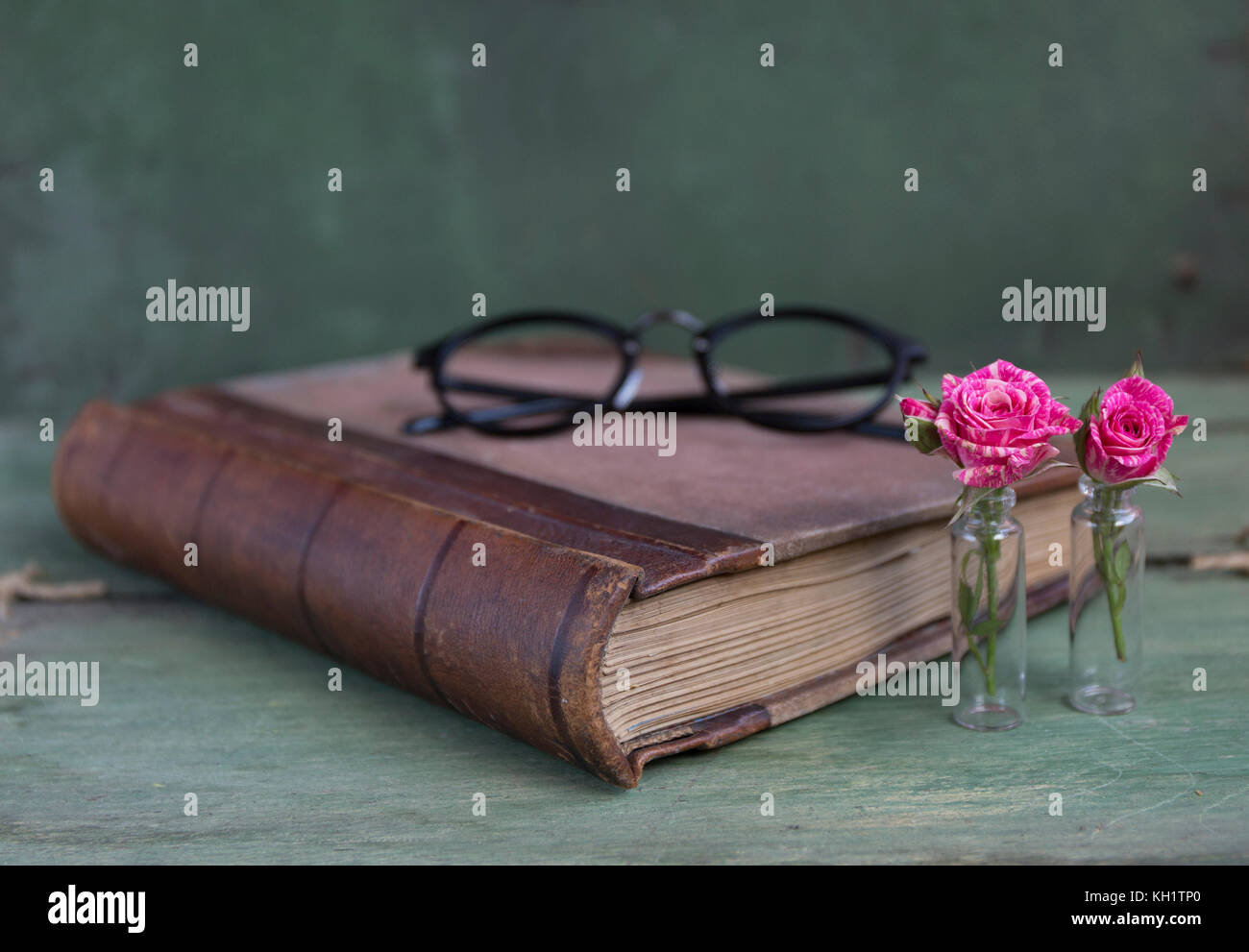 Ordinateur portable vintage des maquettes de l'art avec des roses roses. place pour le texte. Des fleurs fraîches et des lunettes noires. Banque D'Images