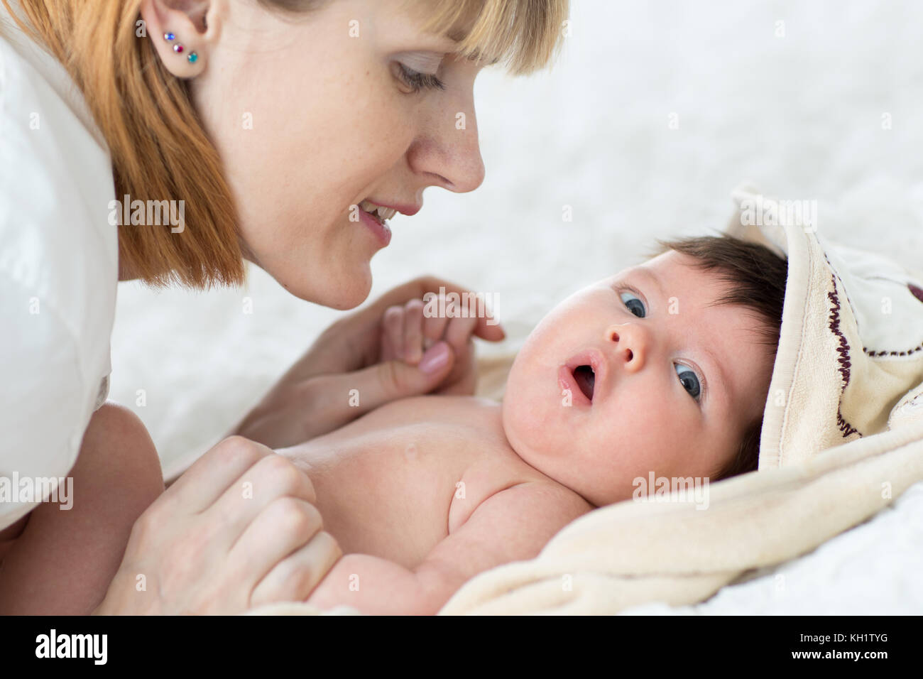 Heureuse mère avec bébé nouveau-né Banque D'Images