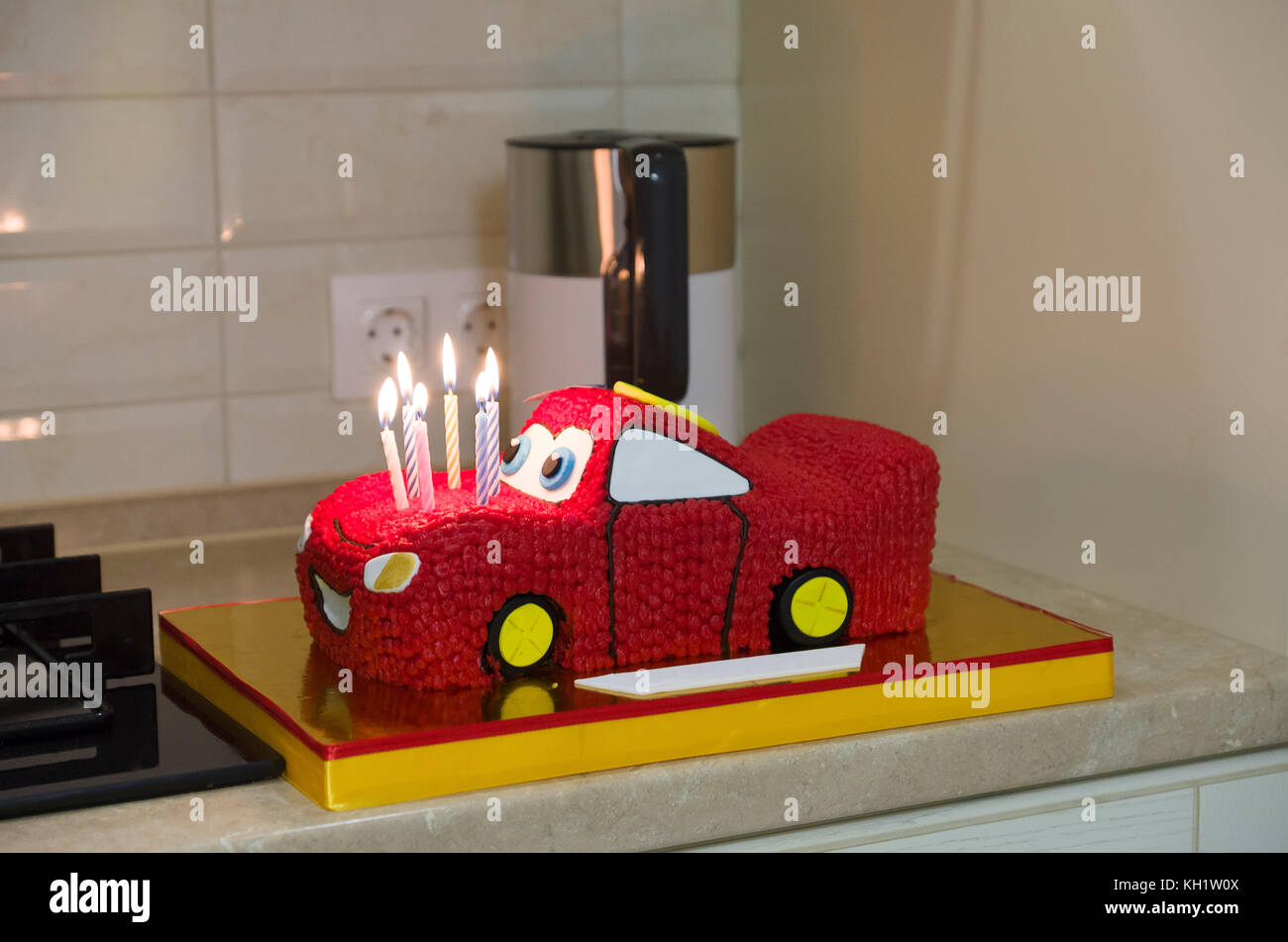 Gateau D Anniversaire Sous La Forme D Une Voiture De Sport Avec Des Bougies Photo Stock Alamy Gateau D Anniversaire Sous La Forme D Une Voiture De Sport Avec Des Bougies Photo Stock Alamy