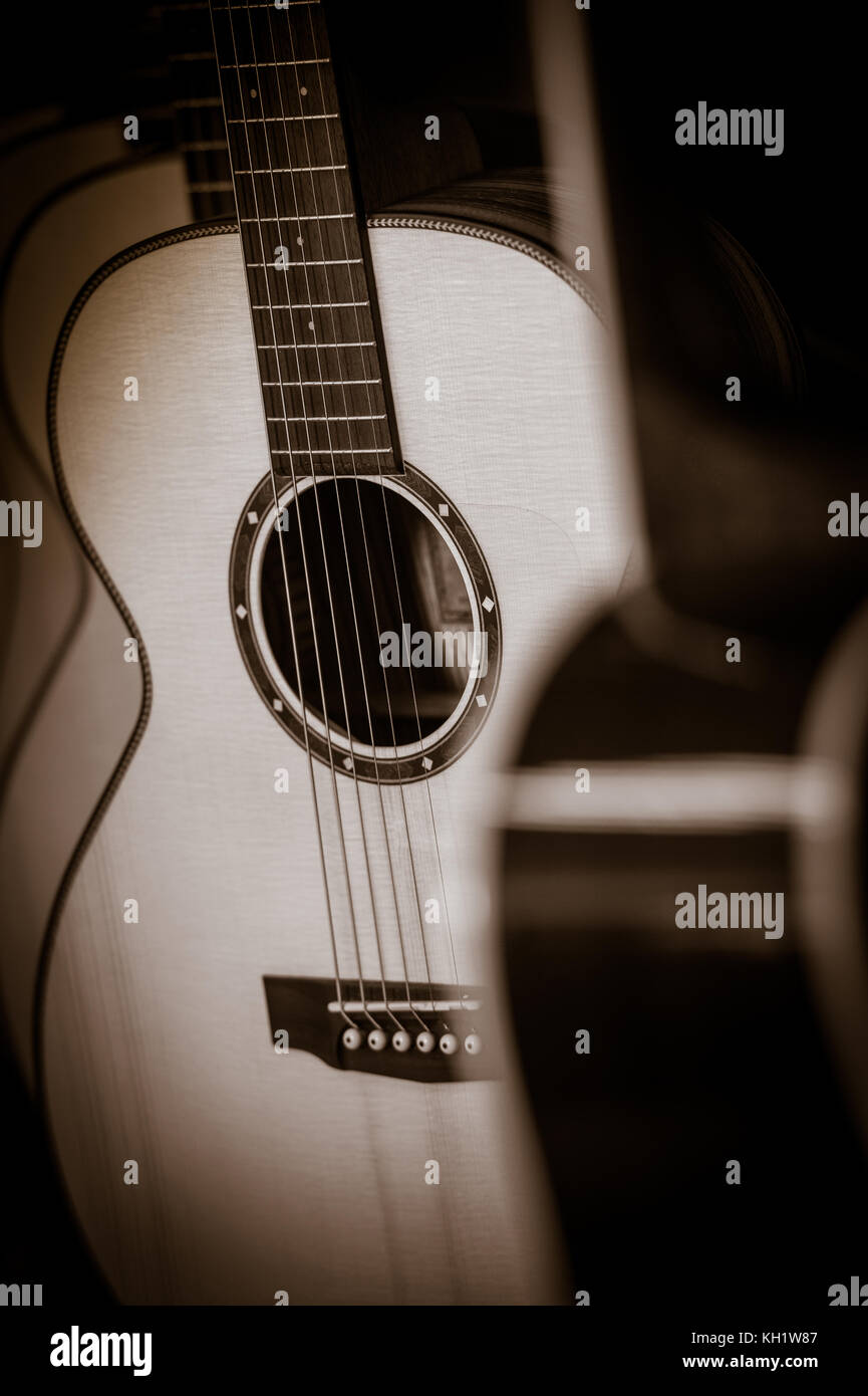 Les guitares classiques acoustiques avec des chaînes dans le shop, france Banque D'Images