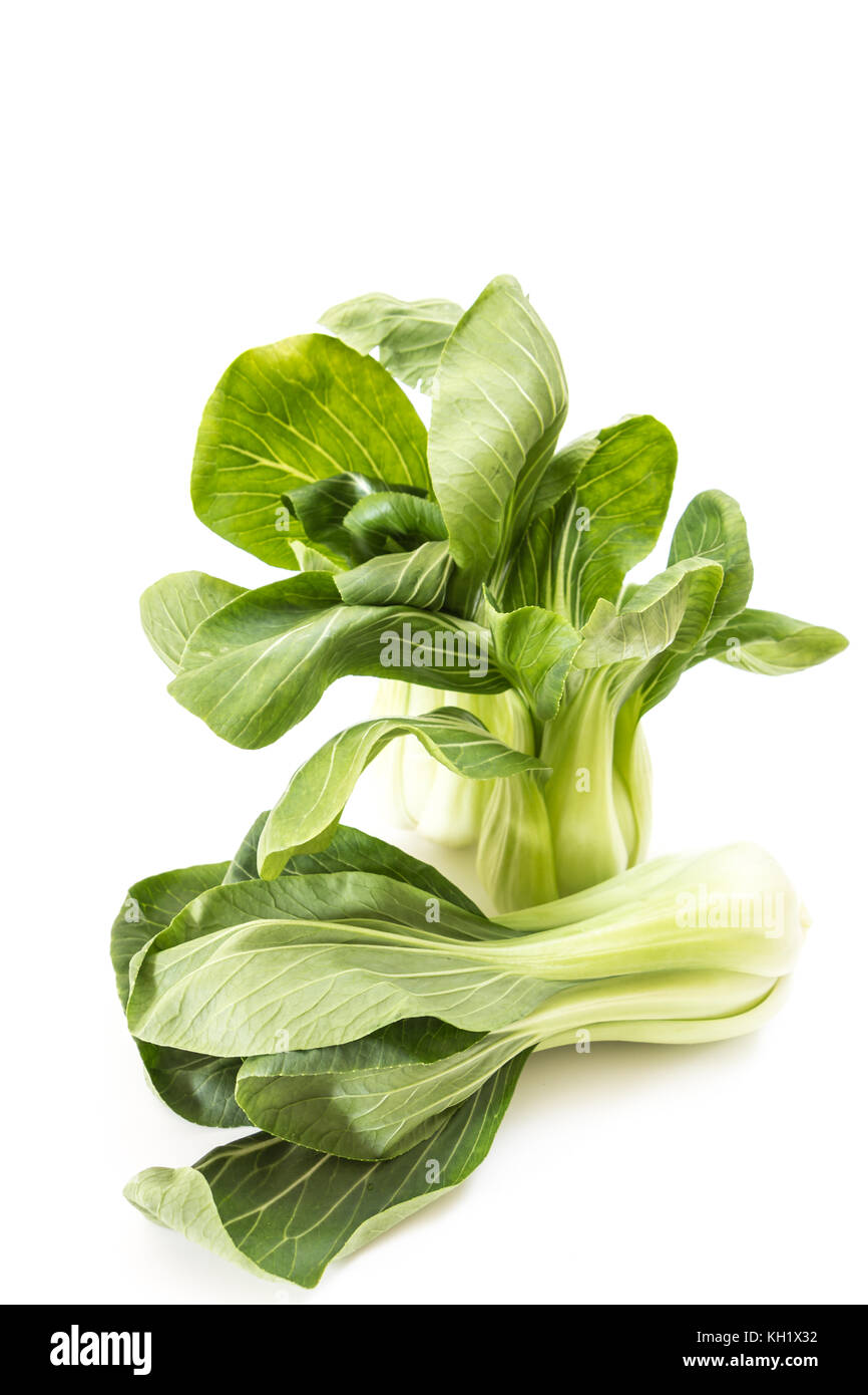 Bunch of fresh green baby bok choy, sur fond blanc Banque D'Images