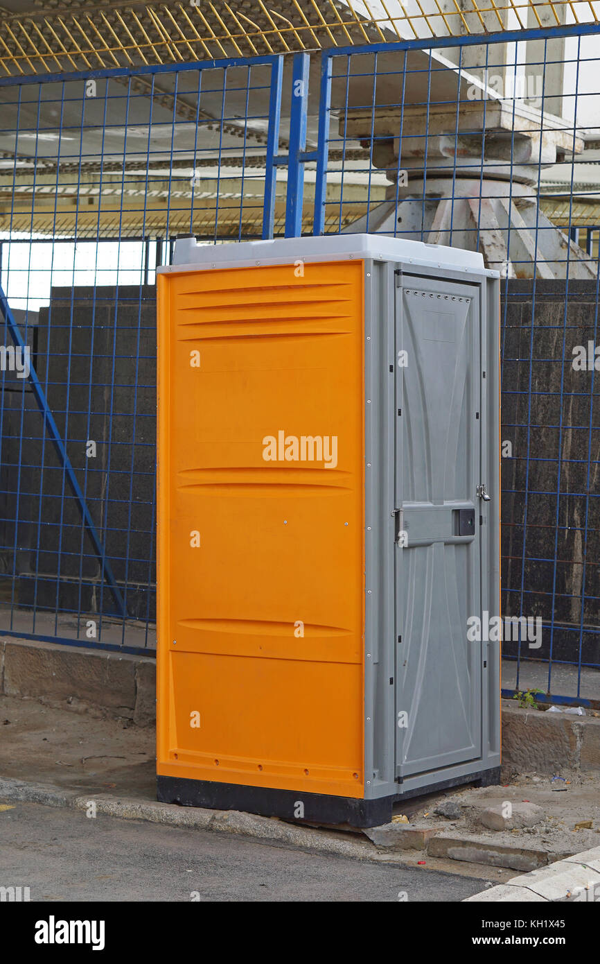 Cabine de toilettes portables at construction site Banque D'Images