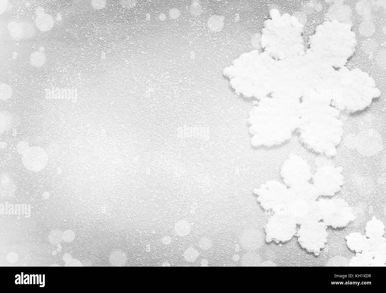 Fond gris de l'hiver avec de gros flocons blanc Banque D'Images