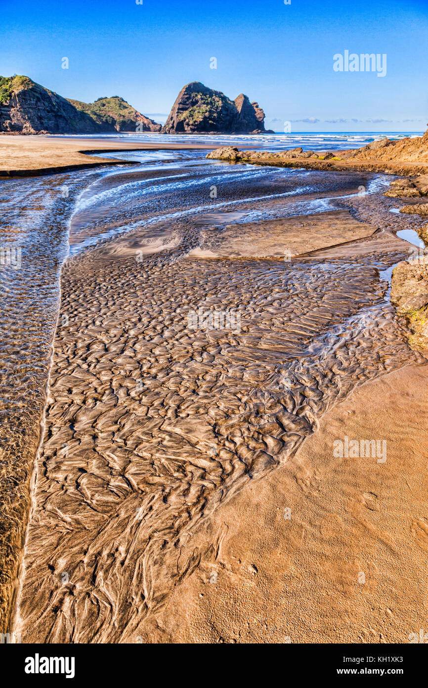 Sable texturé dans un lit de rivière à marée basse, Piha beach, Auckland, Nouvelle-Zélande. Banque D'Images
