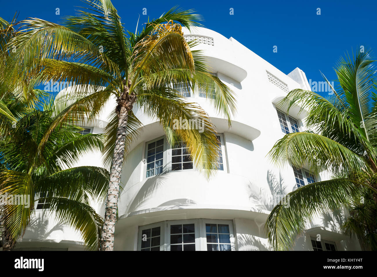 Classic 1930 architecture art-déco et de palmiers sur Ocean Drive, Miami Beach. Banque D'Images