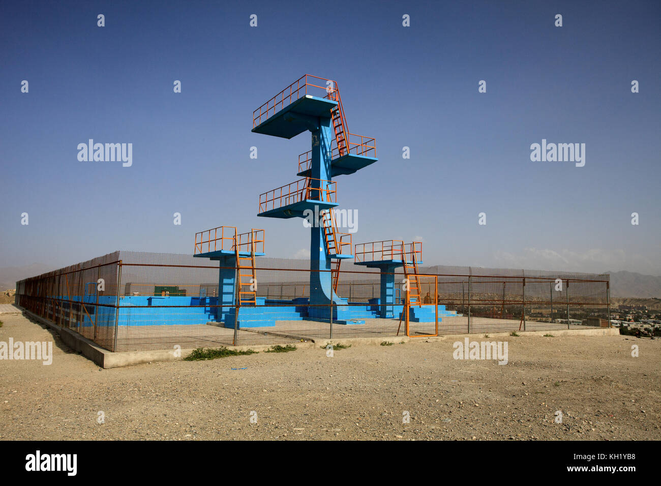 Kaboul - plongeoirs et une piscine de taille olympique construit par les Russes en soumission pour Olymic Games. La piscine n'a jamais fait partie des Jeux Olympiques. Au lieu de cela, Banque D'Images