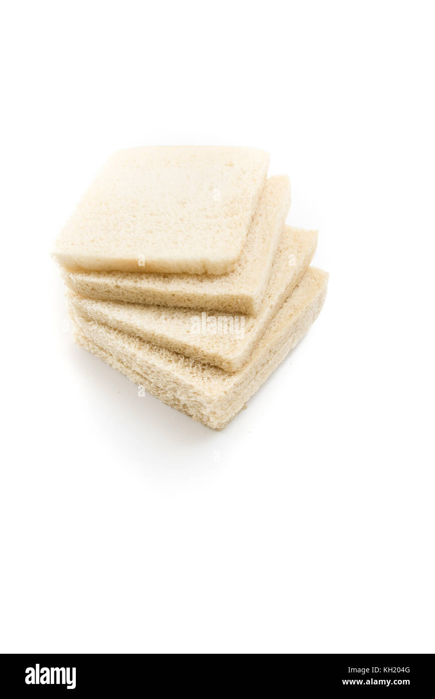 Croûte blanche pas de tranches de pain à sandwich, sur fond blanc. Banque D'Images