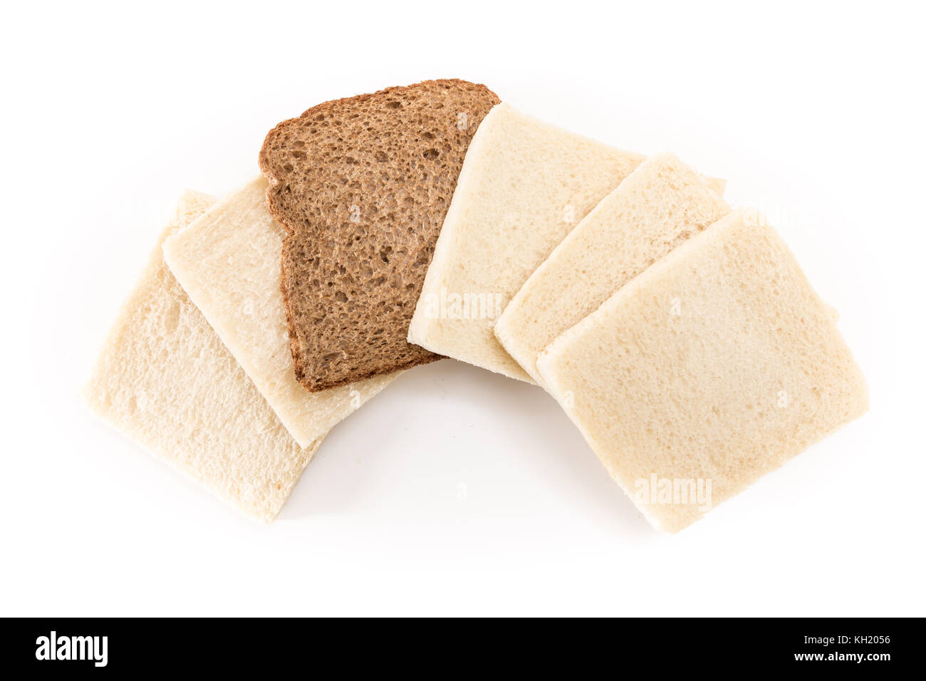 Pas de sandwich blanc croûte les tranches de pain avec l'un d'eux mêmes brown, sur fond blanc. Banque D'Images