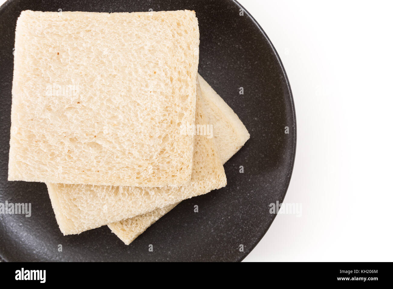 Les tranches de pain à sandwich blanc sur plaque, sur fond blanc. Banque D'Images