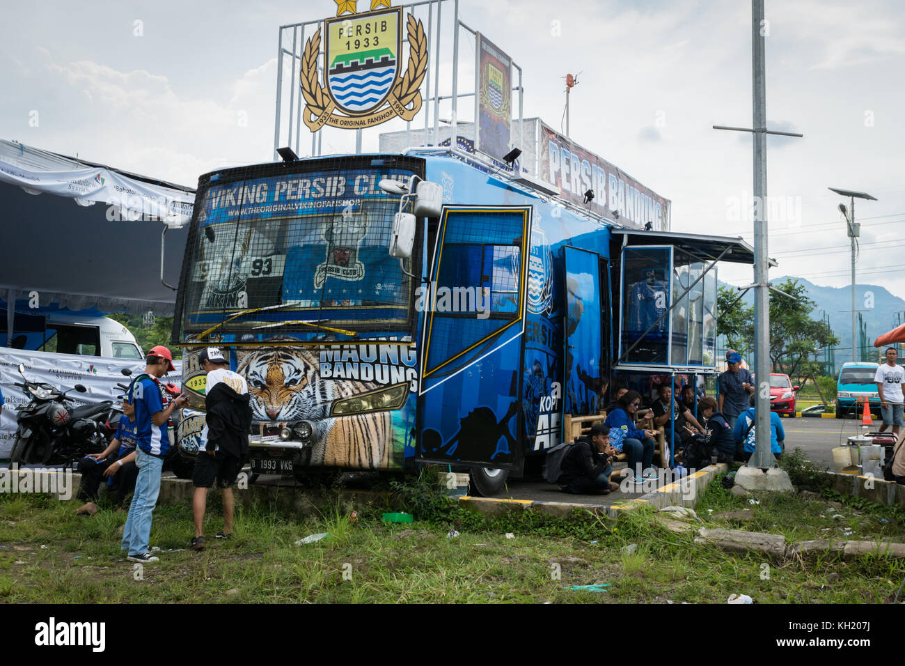 Bandung, Indonésie - octobre 2017 : fans de Bandung à harupat soreang jalak stadium, le stade utilisé par le club de football local persib band Banque D'Images