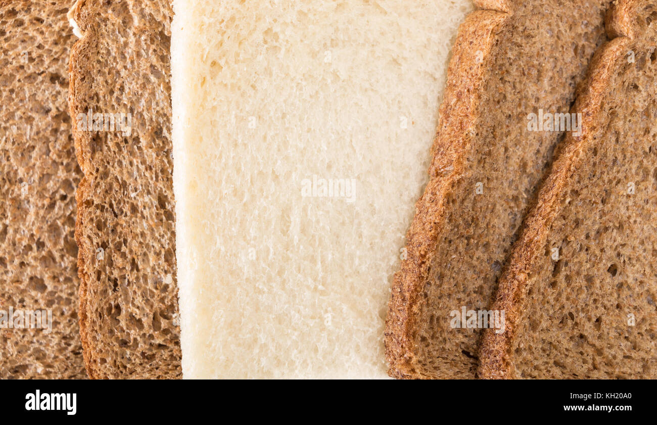 Tranches de pain de grains entiers avec un fond blanc gros plan de coupe. Banque D'Images