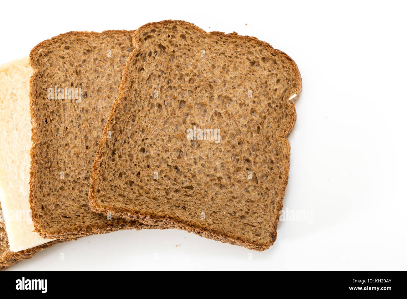Tranches de pain de grains entiers avec une tranche de blanc, sur fond blanc. Banque D'Images