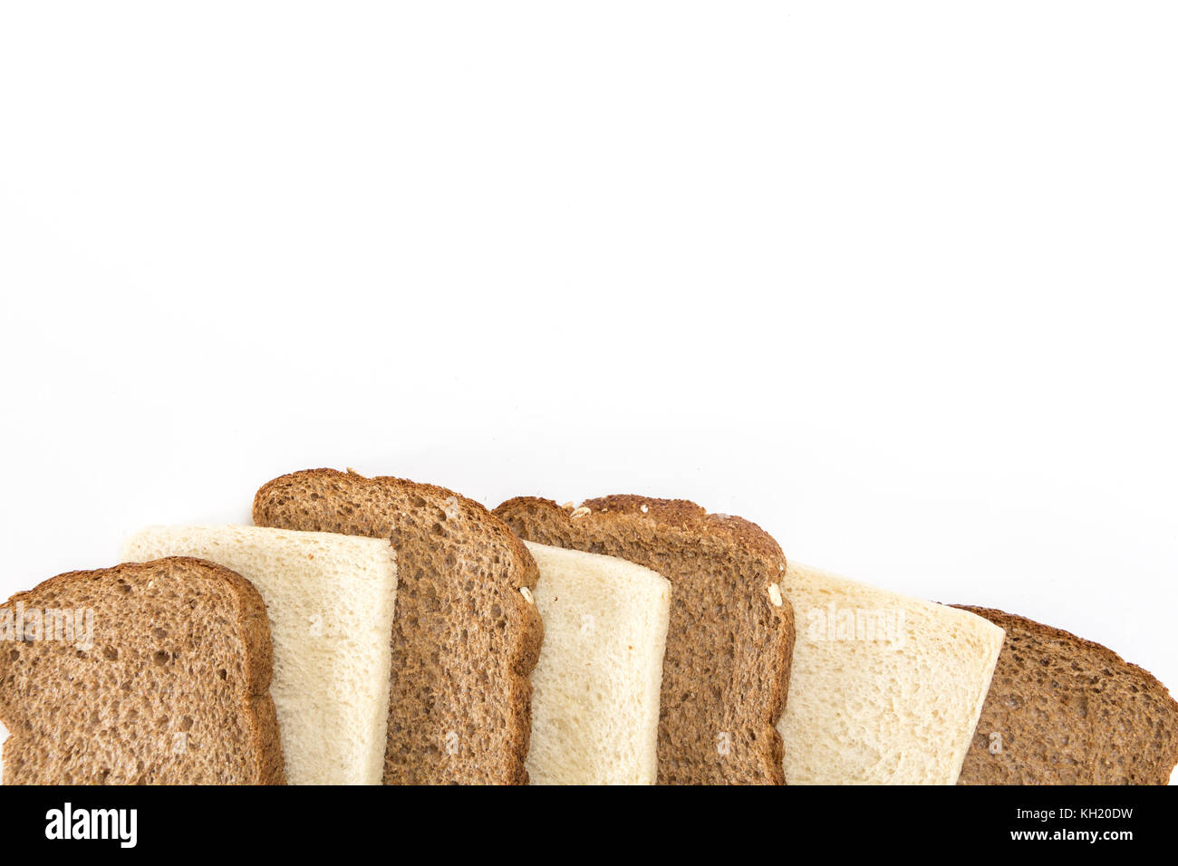 Les tranches de pain dans une rangée, sur fond blanc. Banque D'Images