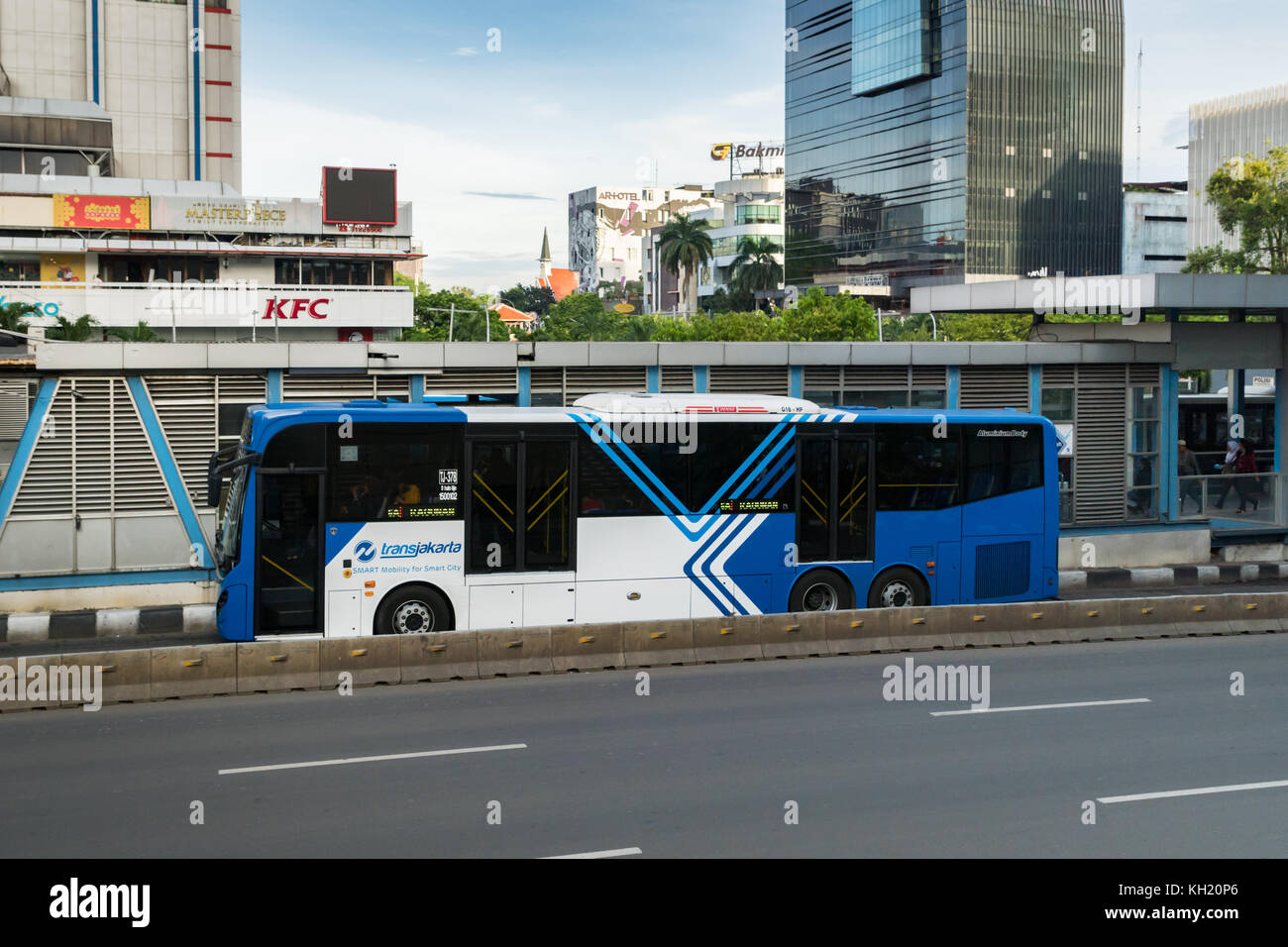 Jakarta, Indonésie - novembre 2017 : bus transjakarta, au centre-ville de Jakarta. transjakarta est le premier BRT (Bus Rapid Transit) système développé à seasia Banque D'Images