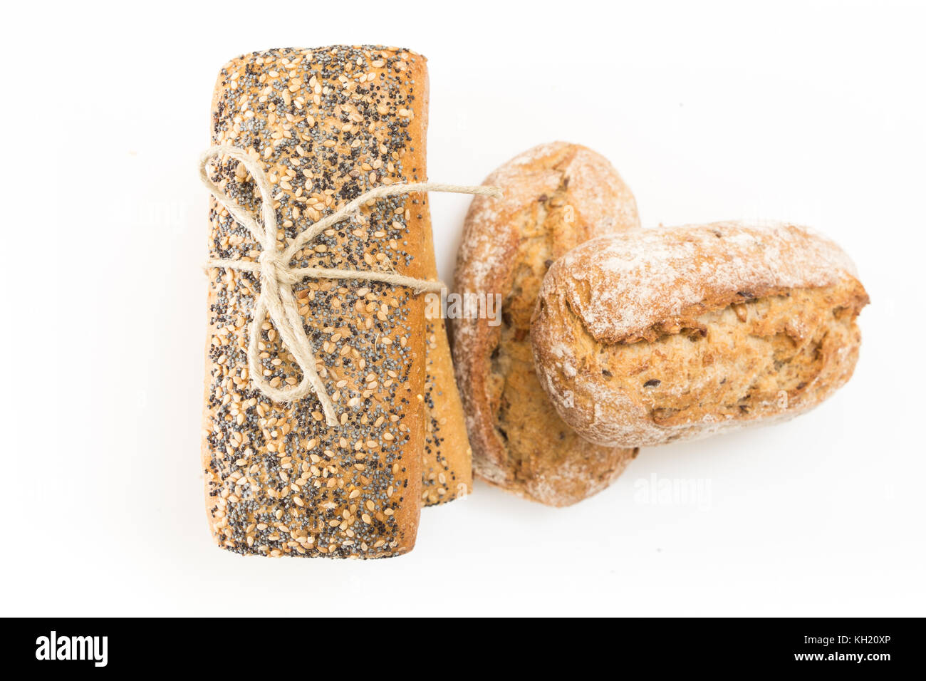 Pains à sandwich de blé entier avec des graines, sur fond blanc. Banque D'Images