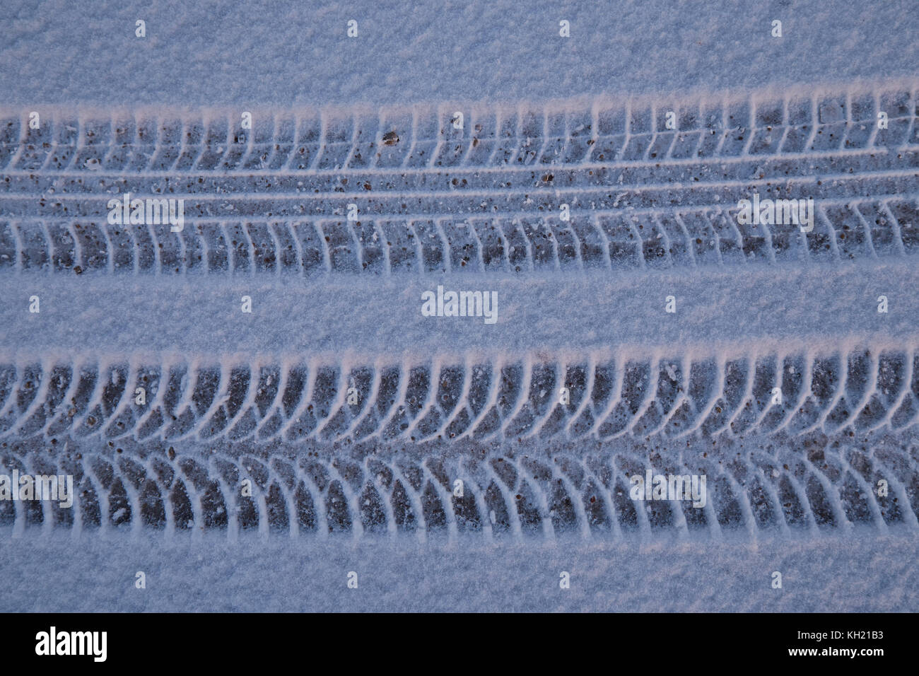 Des traces de pneus de voiture sur la neige à partir de deux différents types de pneus Banque D'Images