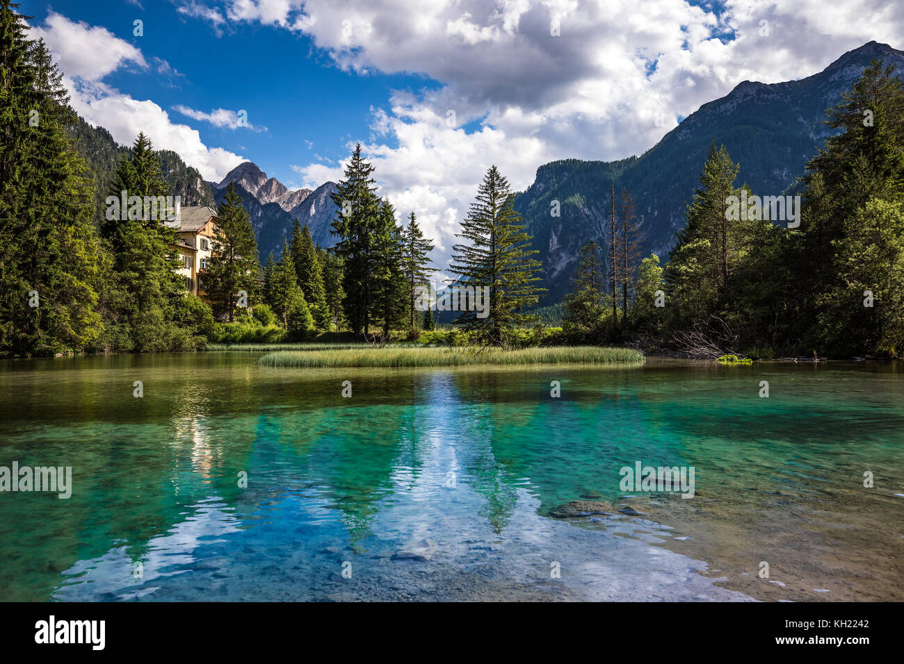 Lac dobbiaco dans les Dolomites, Italie belle nature paysage naturel des Alpes. Banque D'Images