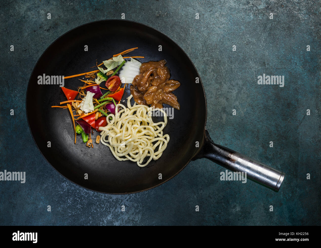 Wok asiatique - pan oriental traditionnel avec des ingrédients crus sur un  fond de couleur vintage. vue d'en haut Photo Stock - Alamy