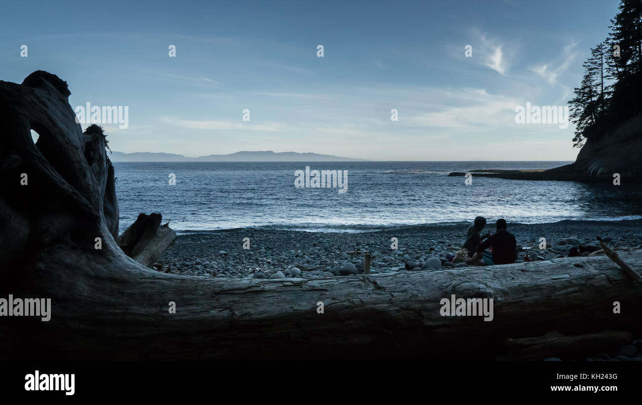 Deux randonneurs à préparer leur dîner à la plage à cullite cove (sentier de la côte ouest, l'île de Vancouver, C.-B., Canada) Banque D'Images