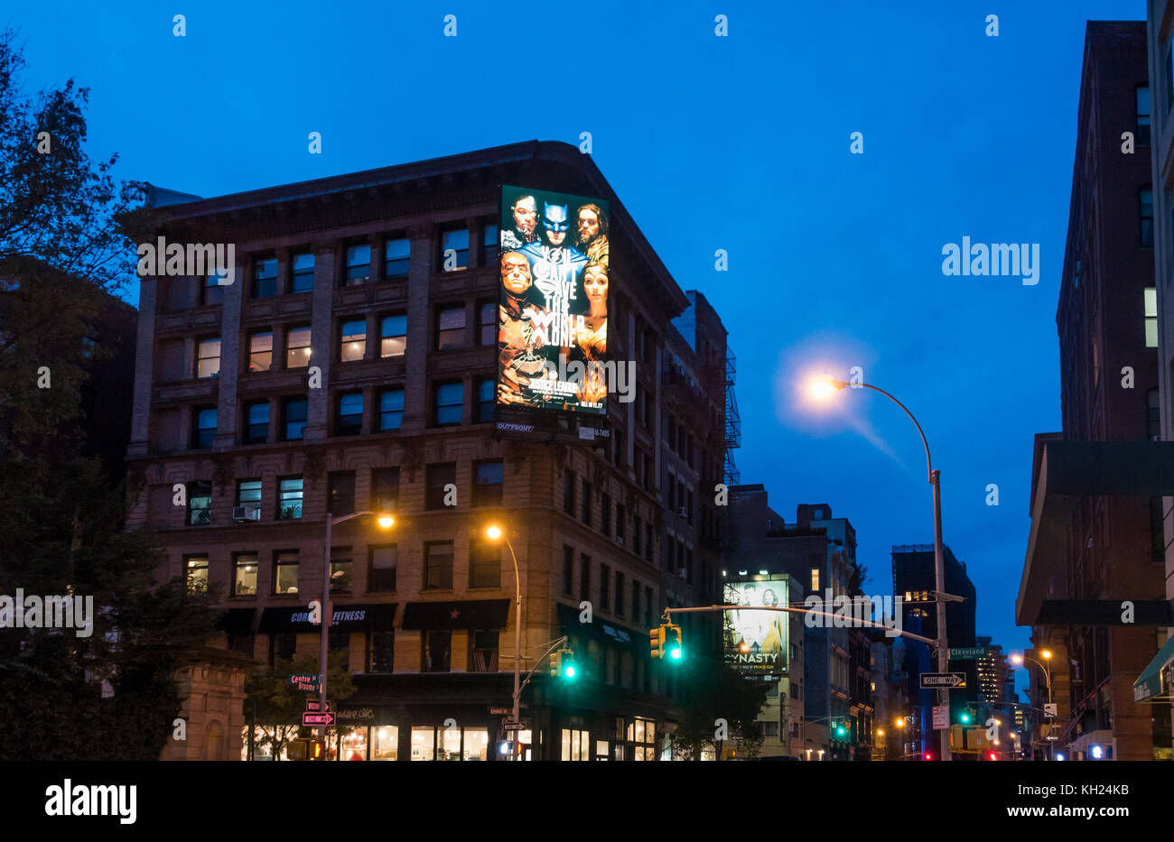 Affiche géante sur le bâtiment de New York annonçant un film de la Justice League, un super-héros Banque D'Images