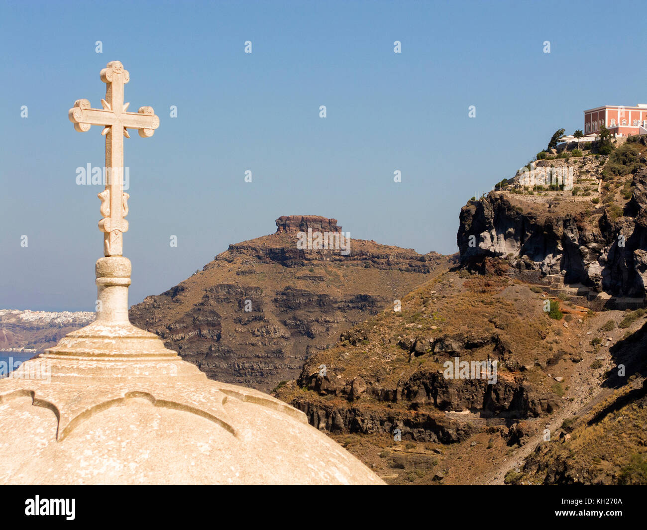 À l'église orthodoxe, le bord du cratère de l'île de Thira, Santorin, Cyclades, Mer Égée, Grèce Banque D'Images