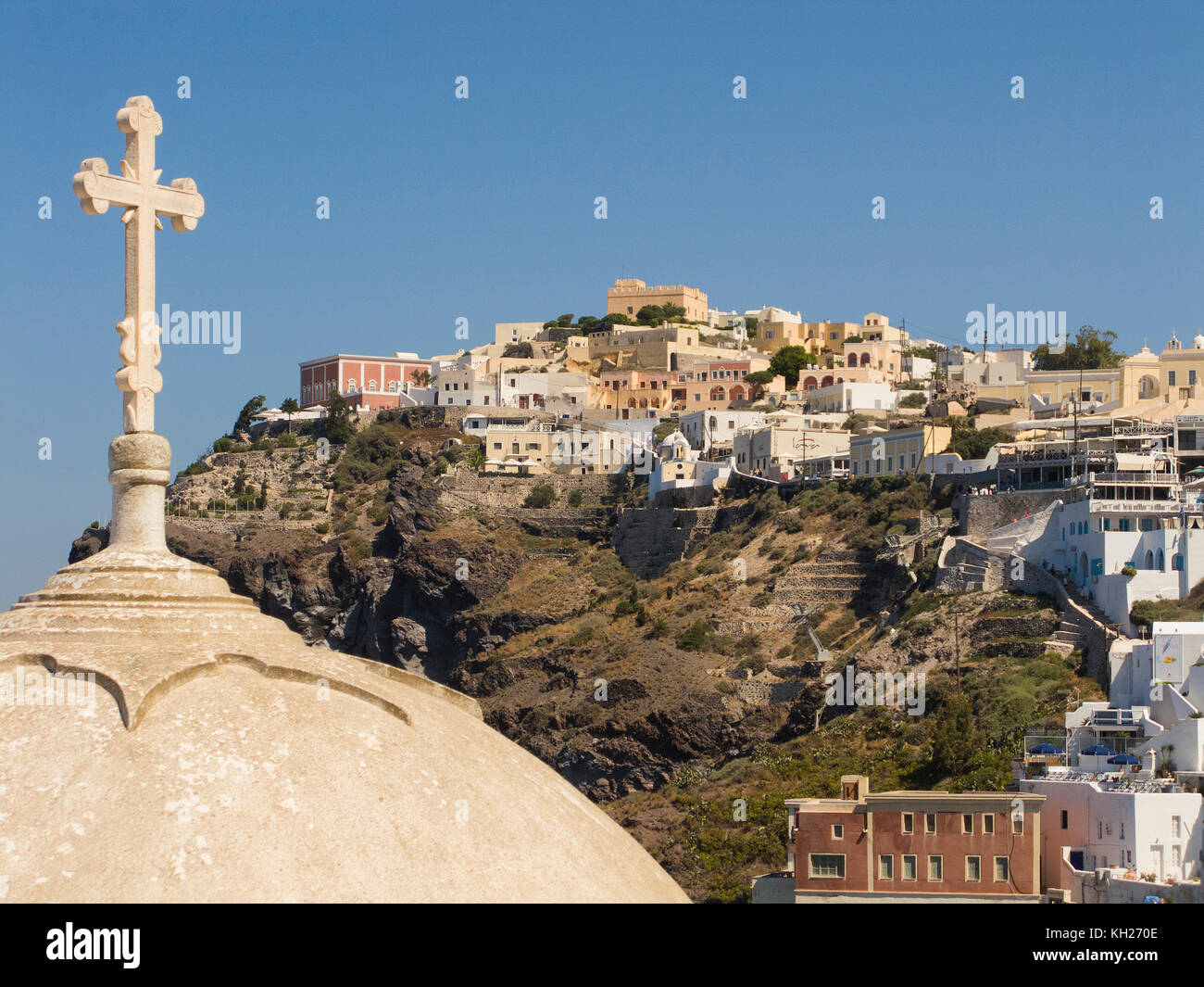 À l'église orthodoxe, le bord du cratère de l'île de Thira, Santorin, Cyclades, Mer Égée, Grèce Banque D'Images