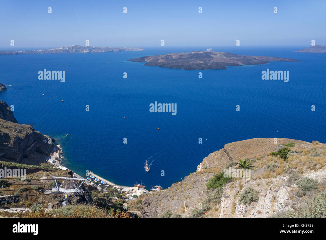 Téléphérique au départ de Thira au vieux port, derrière l'île volcanique de Nea Kameni, l'île de Santorin, Cyclades, Mer Égée, Grèce Banque D'Images