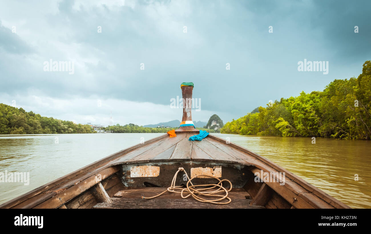 Bateau longtail en bois de la rivière Krabi de Pak Nam Thaïlande Banque D'Images