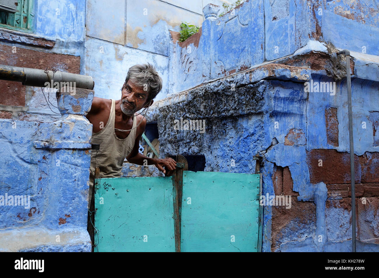 Un sage indien à la recherche de la porte de sa maison, Jodhpur, Rajasthan, Inde. Banque D'Images