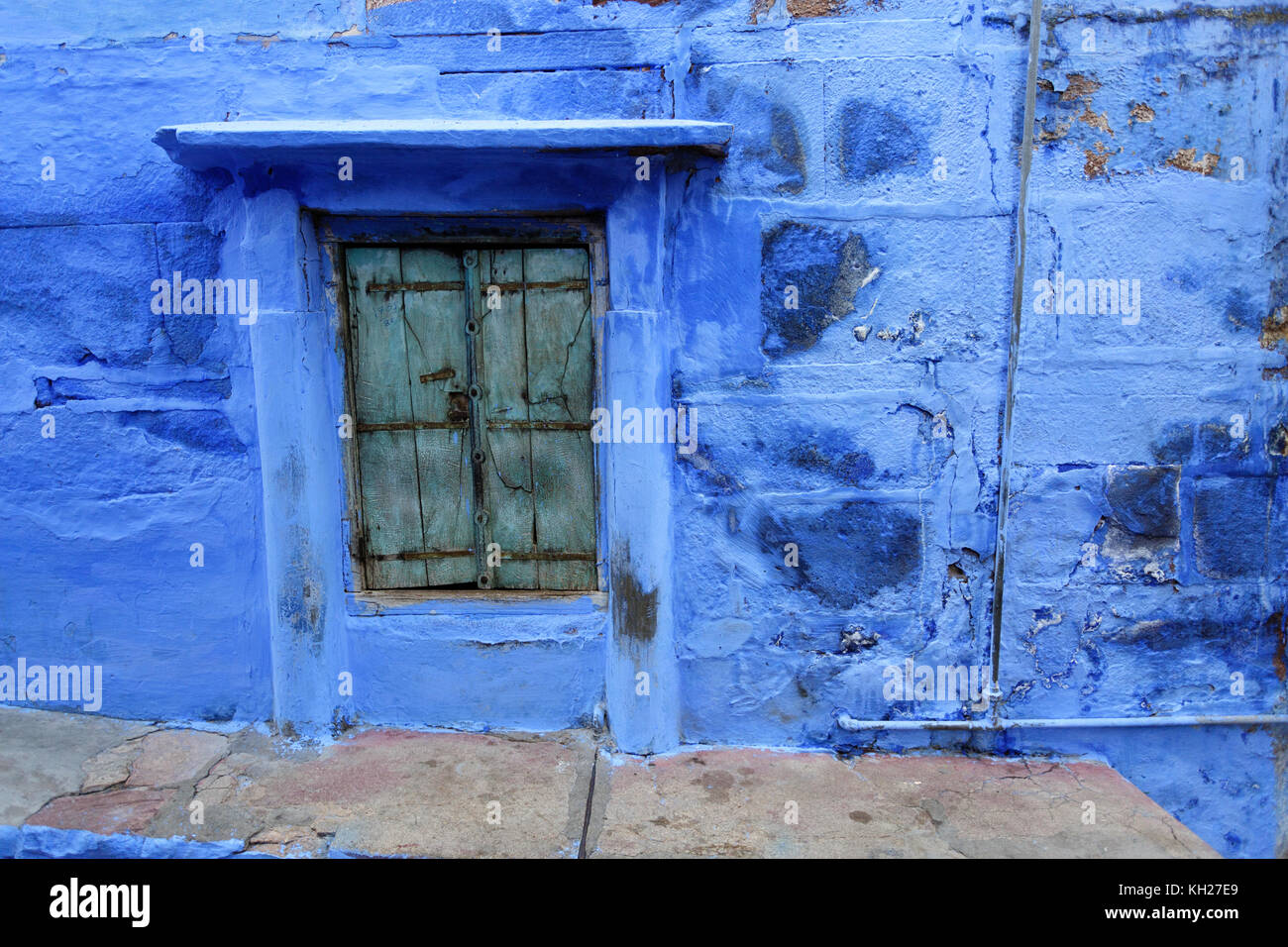 Blue house typique de Jodhpour avec ses volets verts, Rajasthan, Inde. Banque D'Images