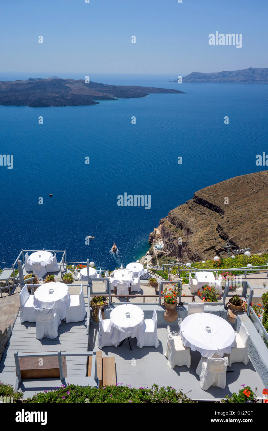 Restaurant au bord du cratère, vue sur l'île volcanique de Nea Kameni, Thira, l'île de Santorin, Cyclades, Mer Égée, Grèce Banque D'Images