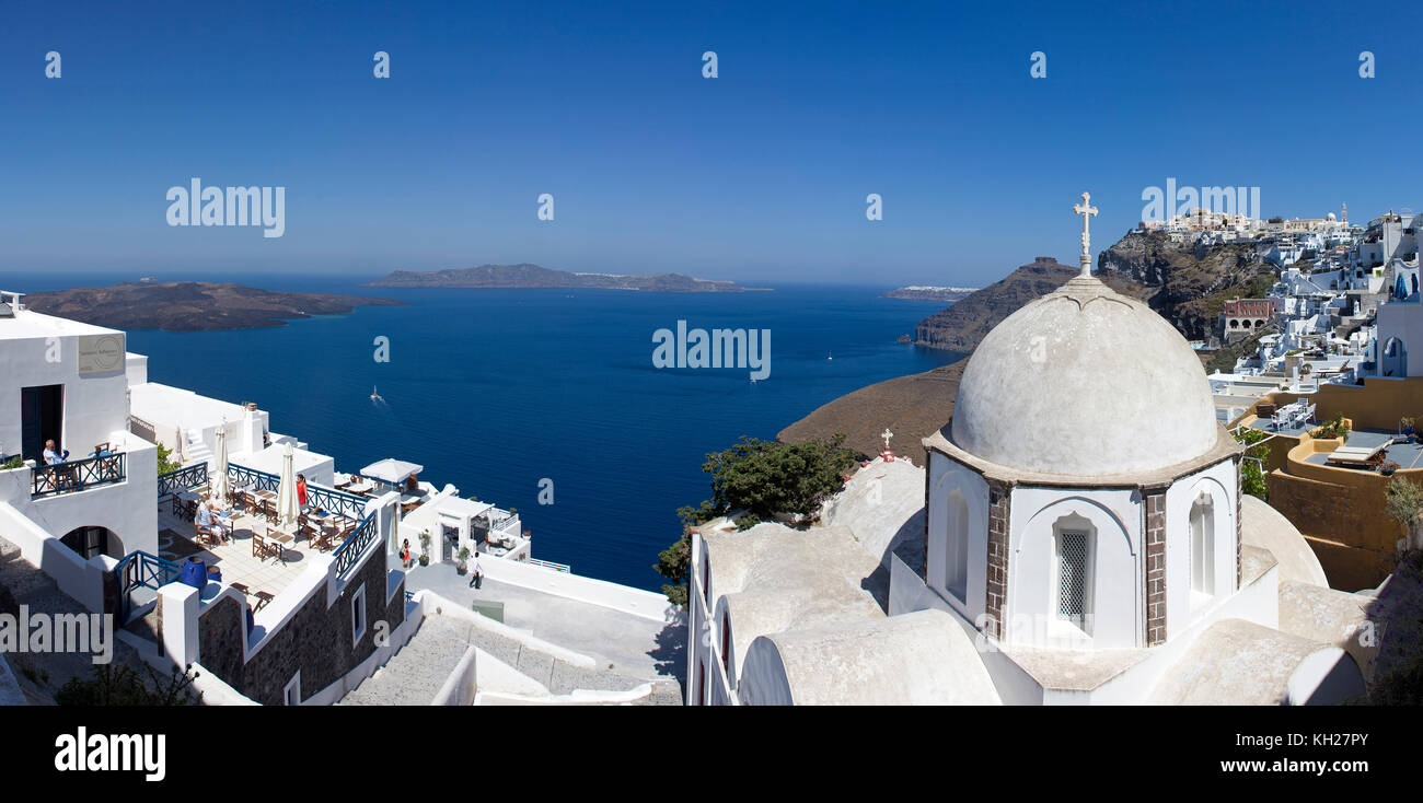 Vue panoramique sur la caldeira, l'église orthodoxe à l'île de Thira, Santorin, Cyclades, Mer Égée, Grèce Banque D'Images