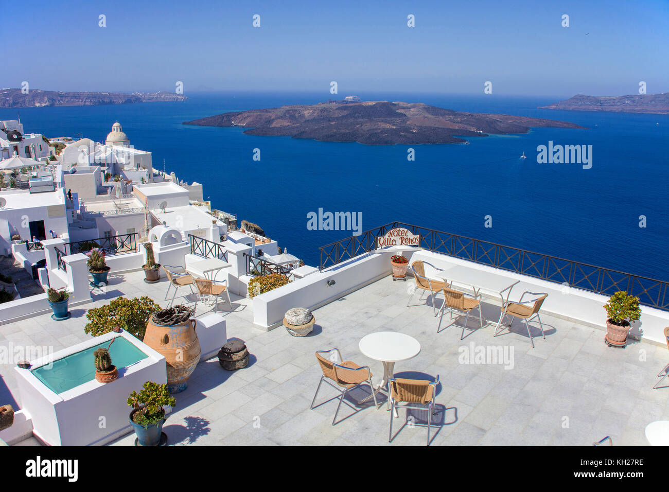 Terrasse sur le toit d'un hôtel au bord du cratère avec vue sur la caldeira, l'île de Santorin, Cyclades, Mer Égée, Grèce Banque D'Images
