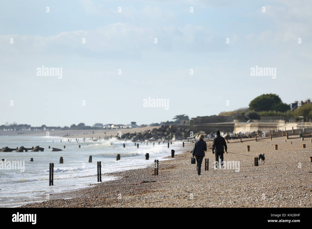 Les visiteurs et les résidents marchent sur la plage de Bognor, West Sussex, Royaume-Uni, par une journée ensoleillée d'hiver. Inclut des randonneurs, des joggeurs et des pêcheurs. Banque D'Images