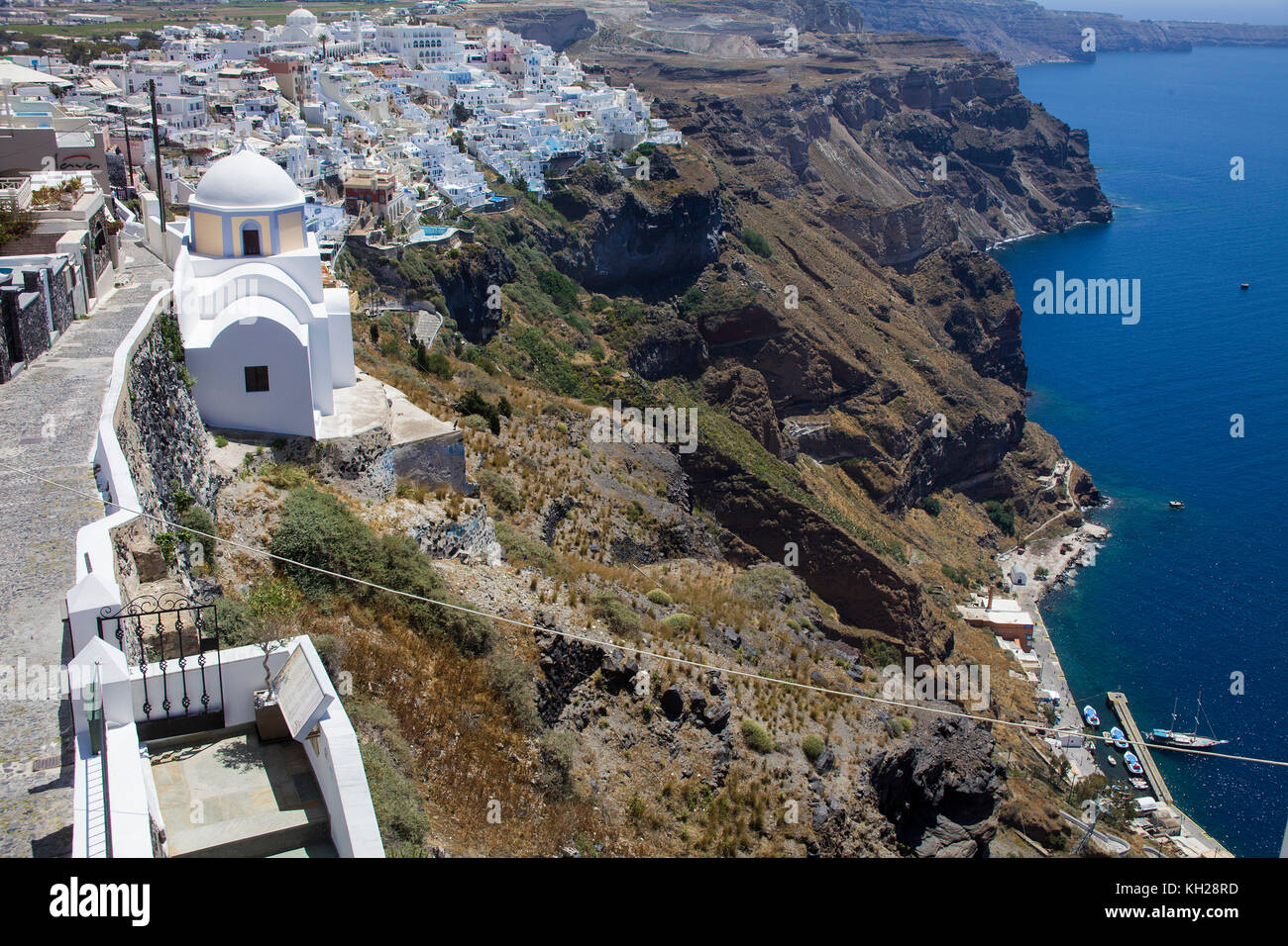 Vue depuis le chemin du bord du cratère jusqu'à Thira et le vieux port, l'île de Santorin, Cyclades, Mer Égée, Grèce Banque D'Images