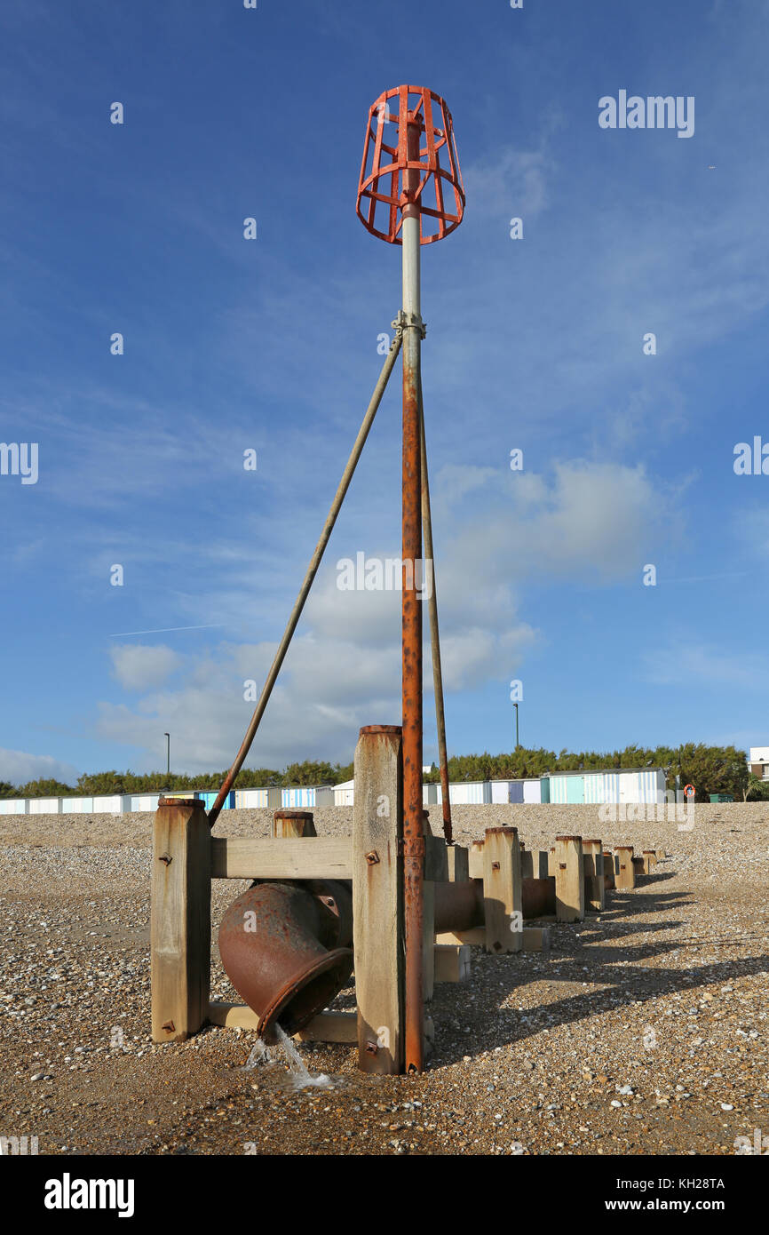 Un tuyau de trop-plein d'eau de tempête déverse de l'eau sur la plage publique de Bognor Regis, dans le Sussex, au Royaume-Uni Banque D'Images