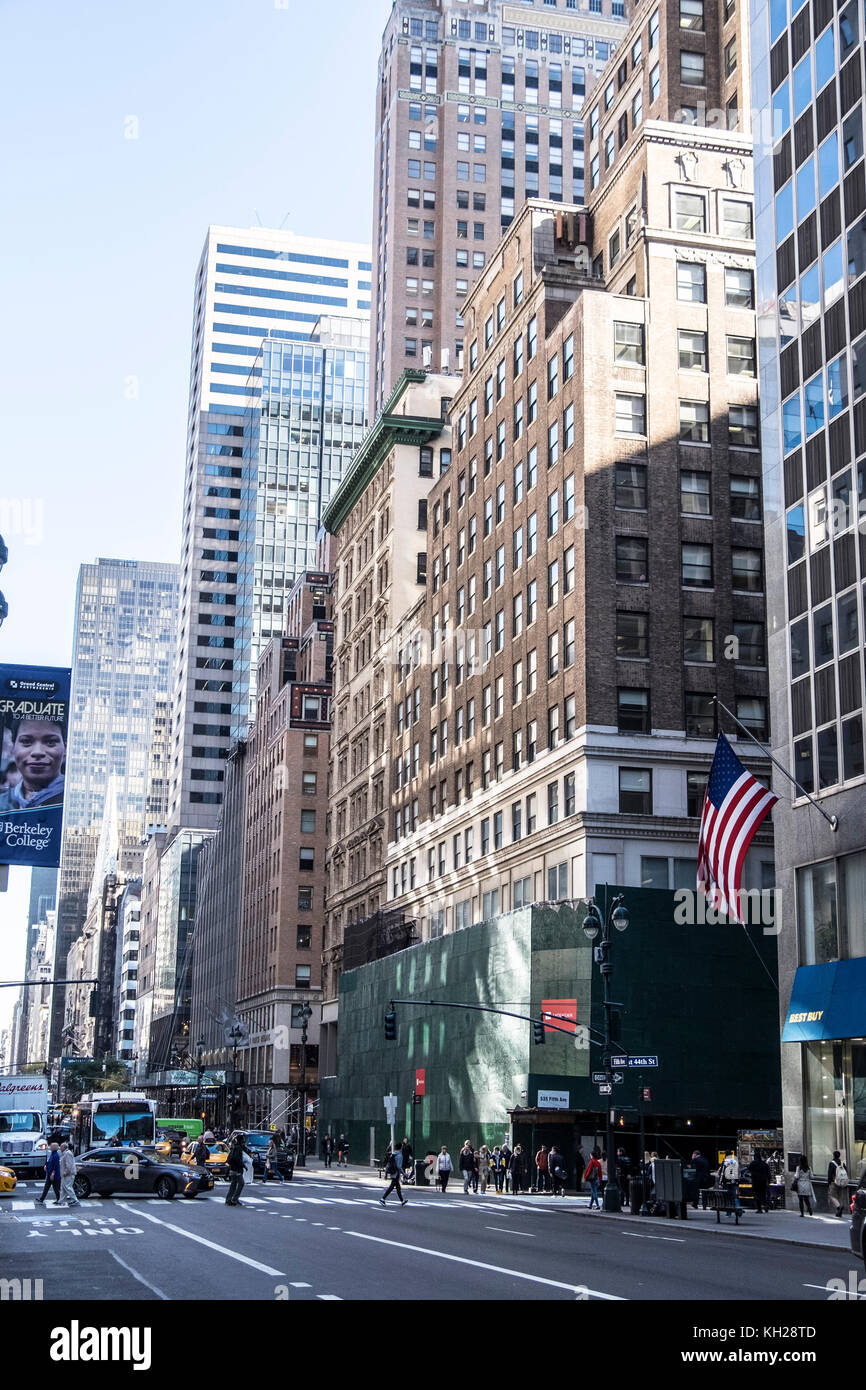 New York skyscrapes reflétée dans windows Banque D'Images