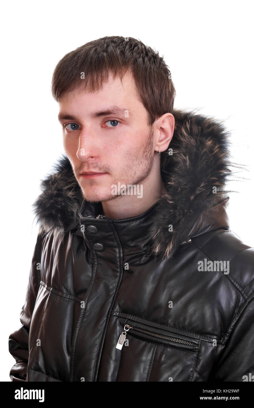 Un jeune homme dans une veste en cuir, isolé de la fourrure Banque D'Images