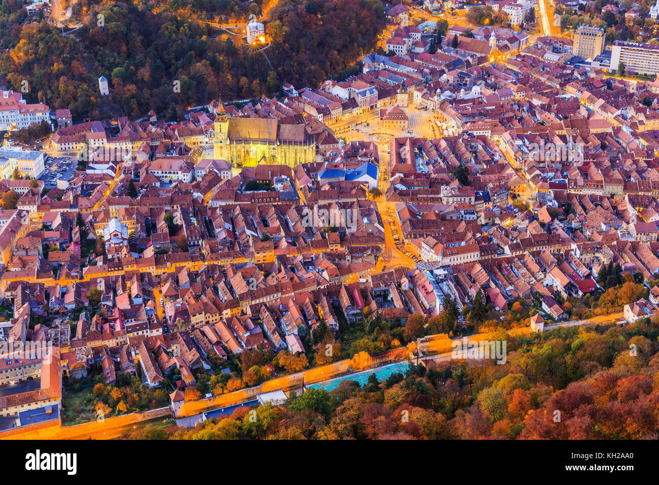 Brasov, Roumanie. Vue aérienne de l'église noire et de la vieille ville. Banque D'Images