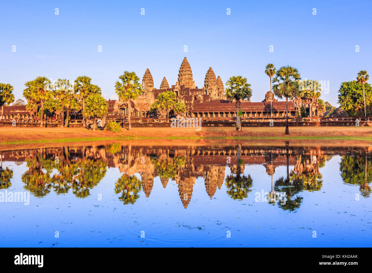 Angkor Wat, au Cambodge. vue de l'autre côté du lac. Banque D'Images