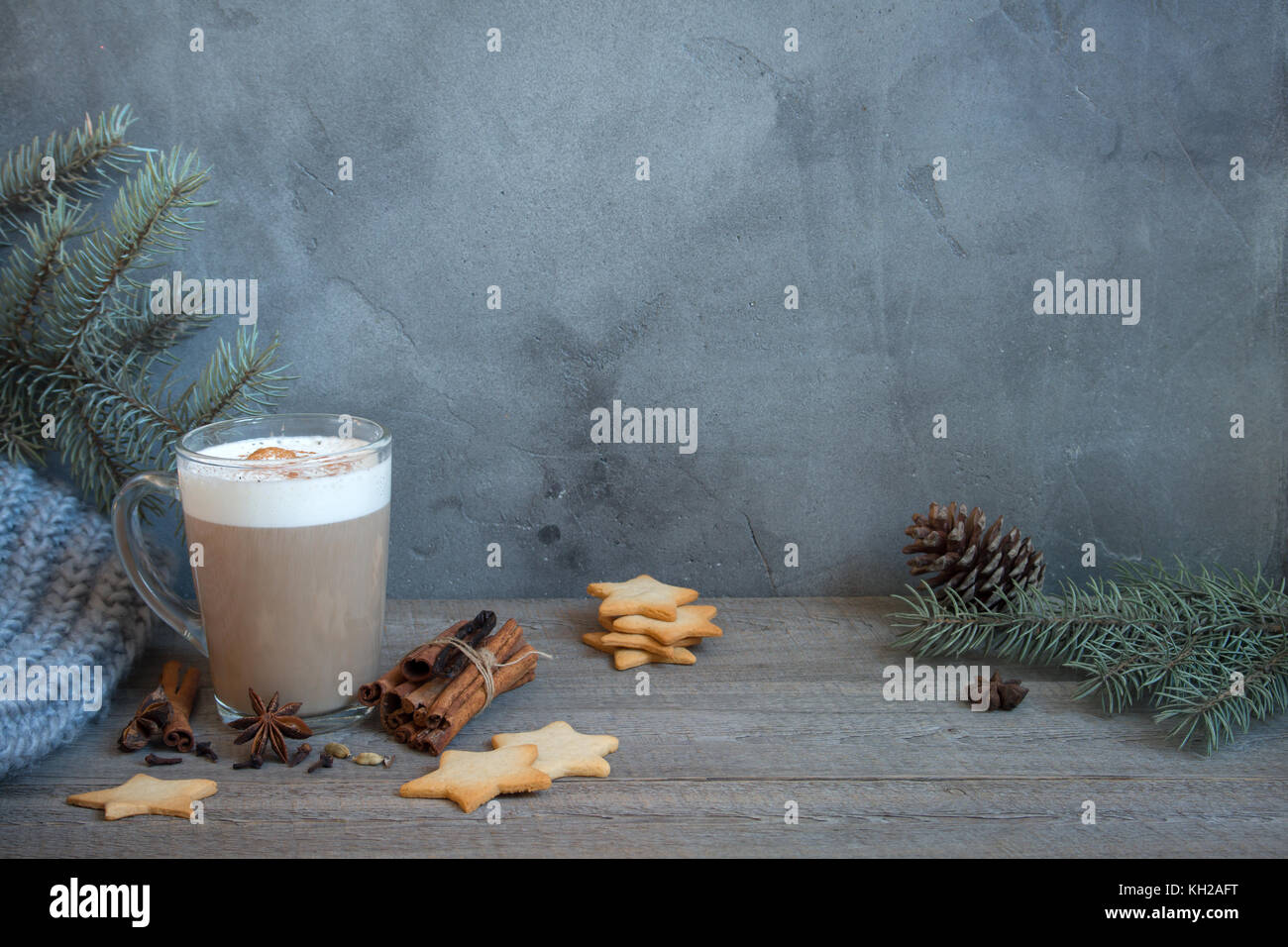 Café latte d'hiver avec star shaped christmas cookies, épices, des branches de pins et écharpe. Noël et vacances d'hiver toujours confortable avec copie de la vie Banque D'Images