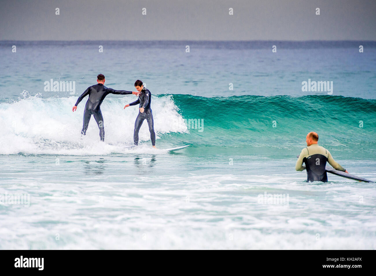 Deux surfeurs de lutter pour une onde à Bondi Beach à Sydney, NSW, Australie Banque D'Images