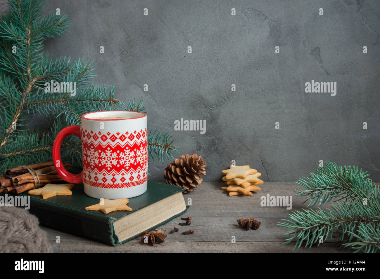 Café Tasse rouge en hiver avec star shaped Christmas Cookies, adresses, des branches de pins et écharpe. Noël et vacances d'hiver toujours confortable avec la vie co Banque D'Images