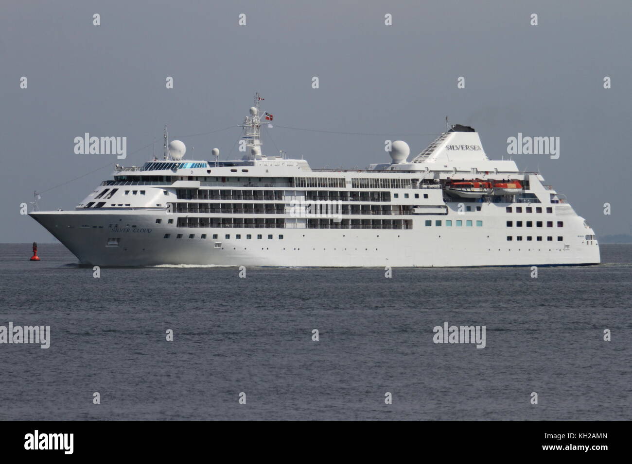 Le navire de croisière Silver Cloud passe le 16 juillet 2015 Cuxhaven et continue à Hambourg. Banque D'Images