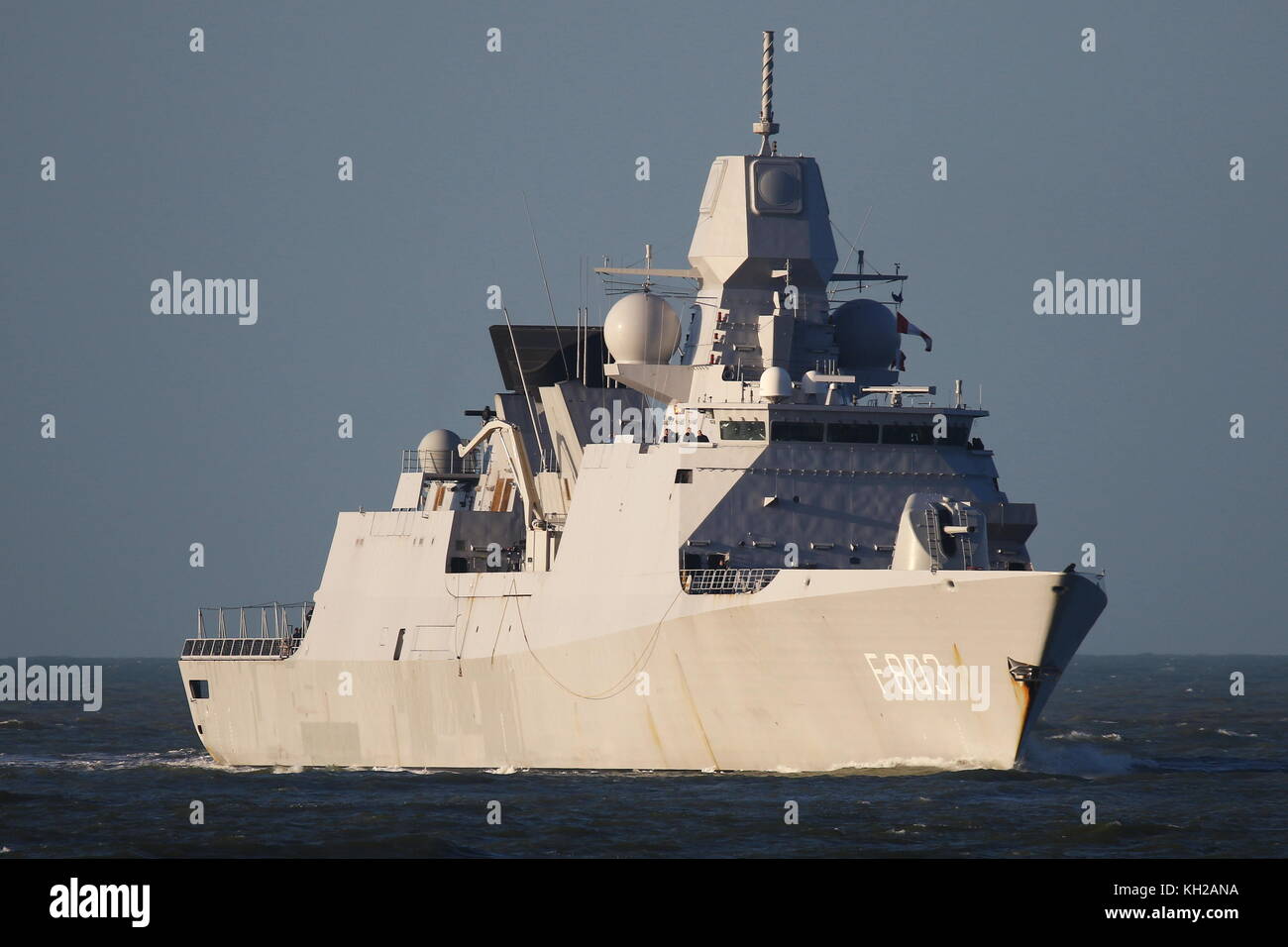 Le navire militaire Tromp atteint le port de Rotterdam le 9 décembre 2015. Banque D'Images